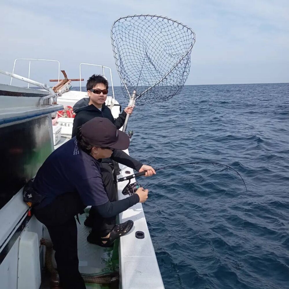 壱岐の船釣りで釣りを楽しむ釣り人